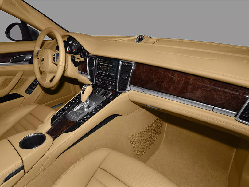 بورشه باناميرا الجيل الأول (G1) الداخلية 