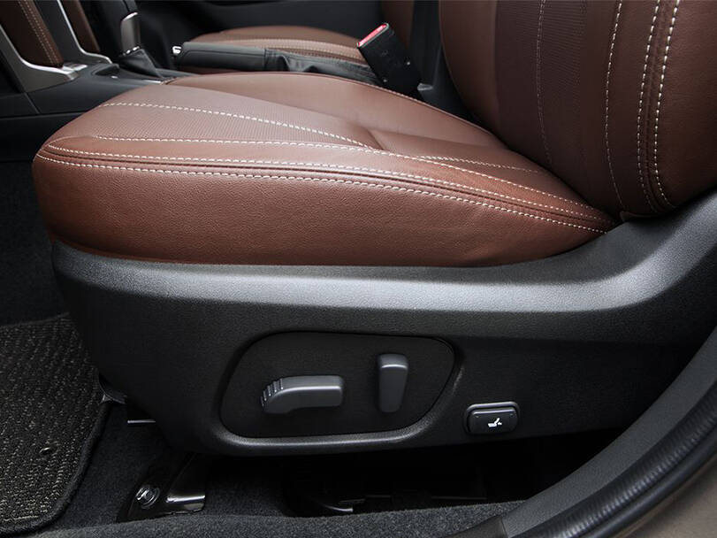 سوبارو فورستر الجيل الرابع (SJ) الداخلية 