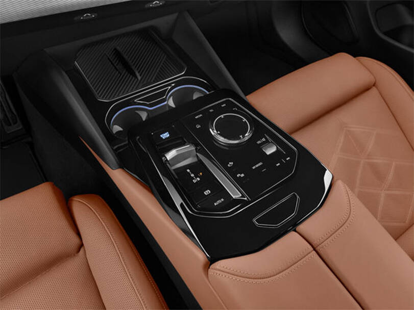 بي إم دبليو آي 5 2026 صور، واستكشاف 17 صور داخلية وخارجية Image-14