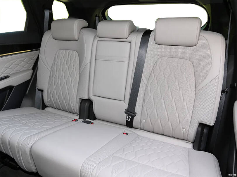 بي واي دي تانغ الجيل الأول الداخلية 