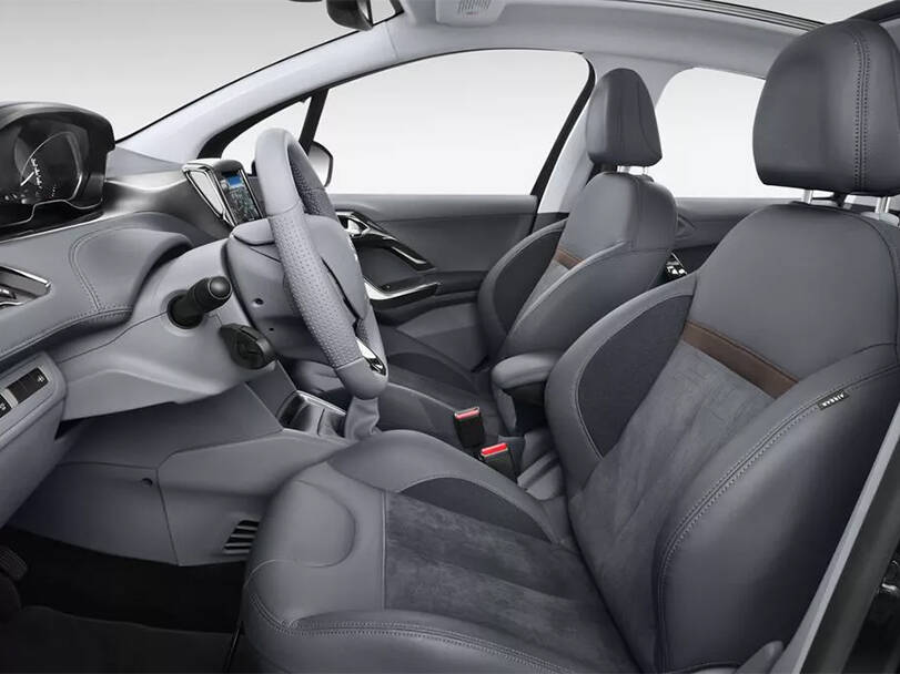 بيجو 208 الجيل الأول (A94) الداخلية 