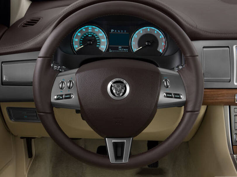 جاجوار XF الجيل الأول (X250) الداخلية 