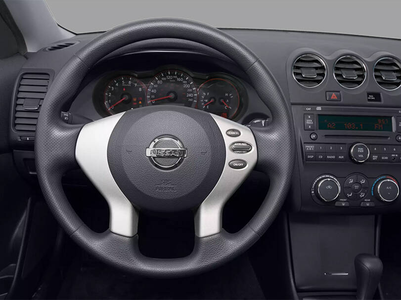 نيسان التيما الجيل الرابع (L32) الداخلية 