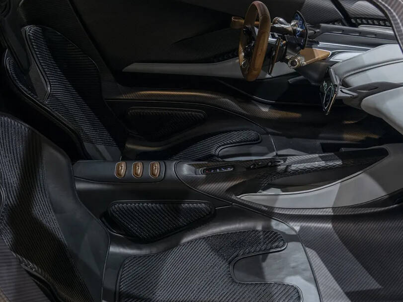 أستون مارتن فالهالا الداخلية 