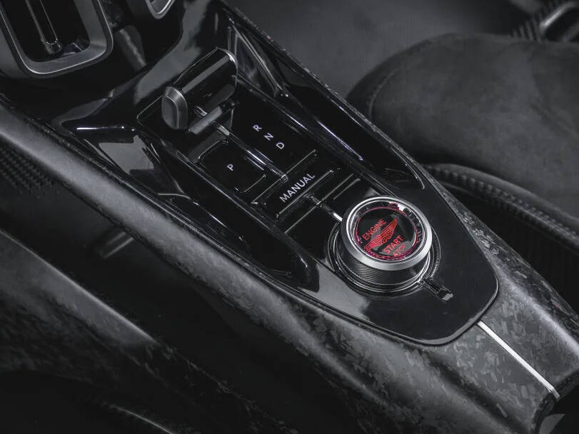 أستون مارتن فالهالا الداخلية 