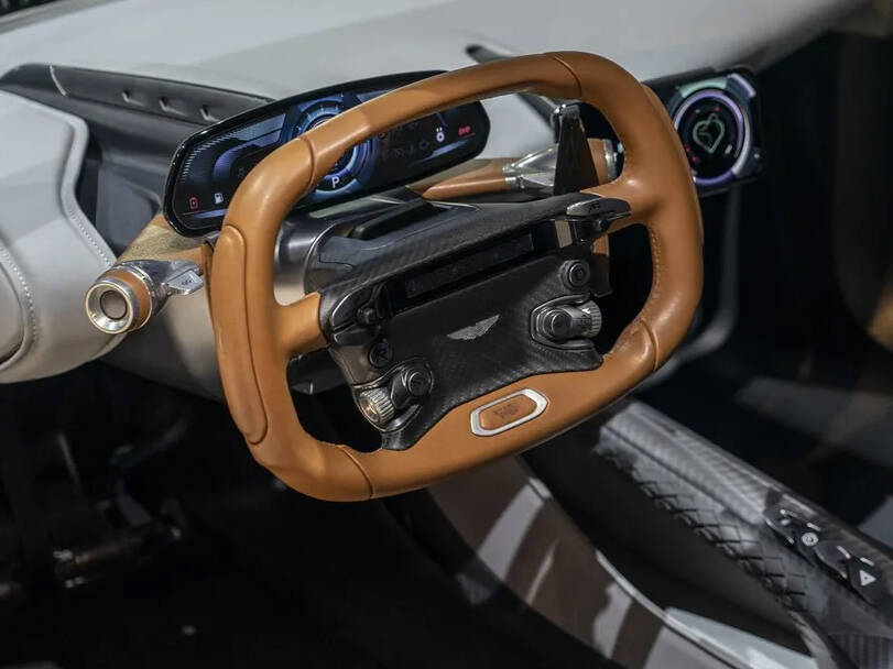 أستون مارتن فالهالا الداخلية 