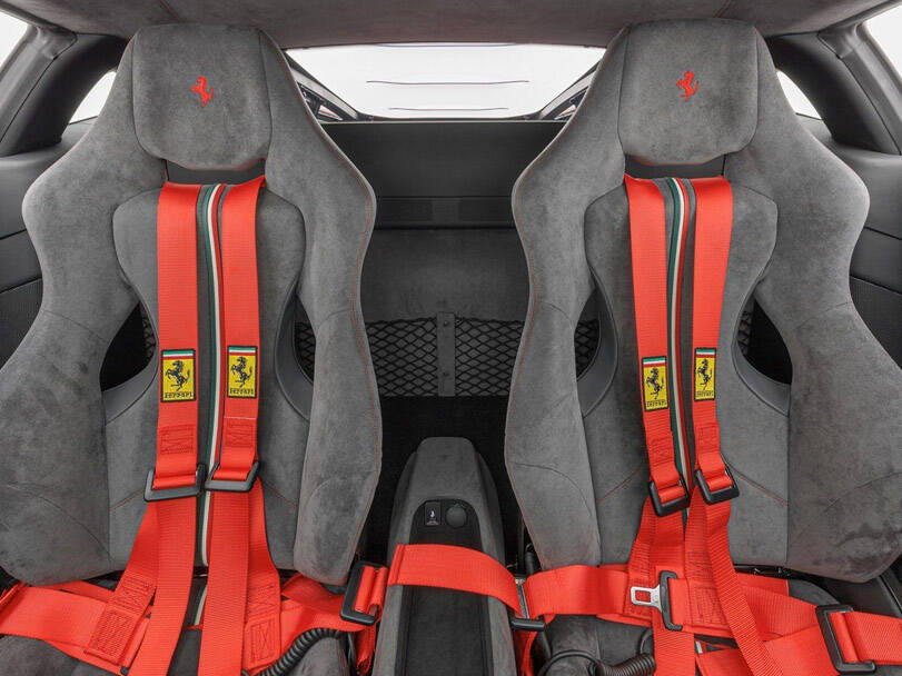 فيراري F8 تريبيوتو الداخلية 