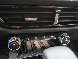 لوتس إميرا الداخلية 