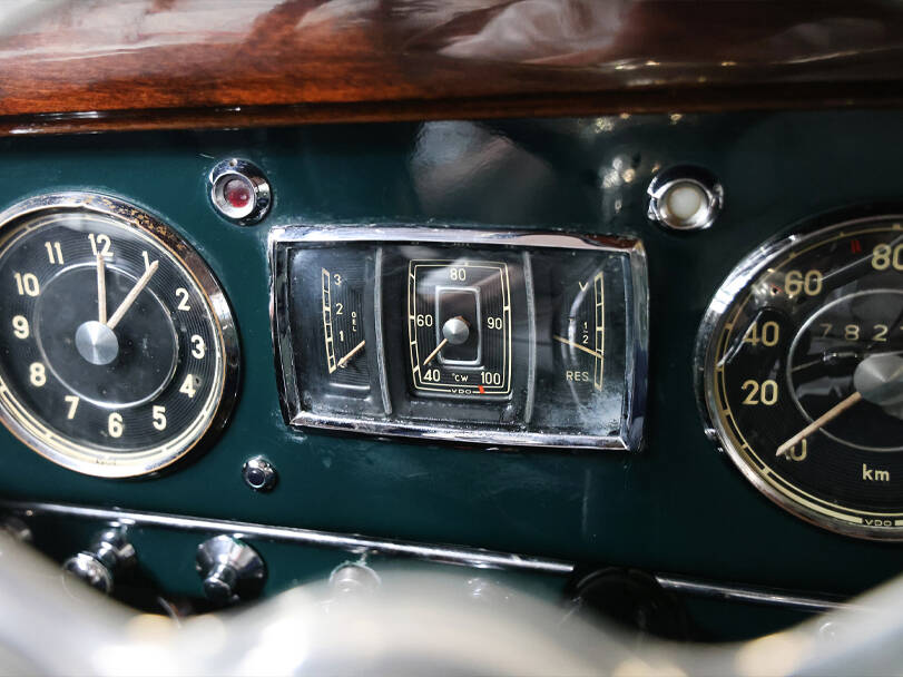 Mercedes Benz 220 Interior 