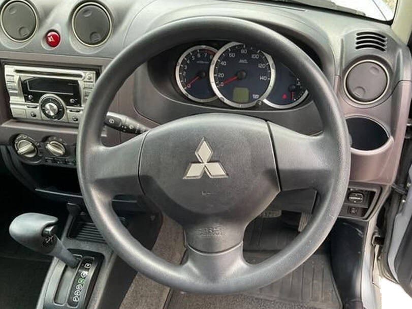 ميتسوبيشي باجيرو ميني الداخلية 