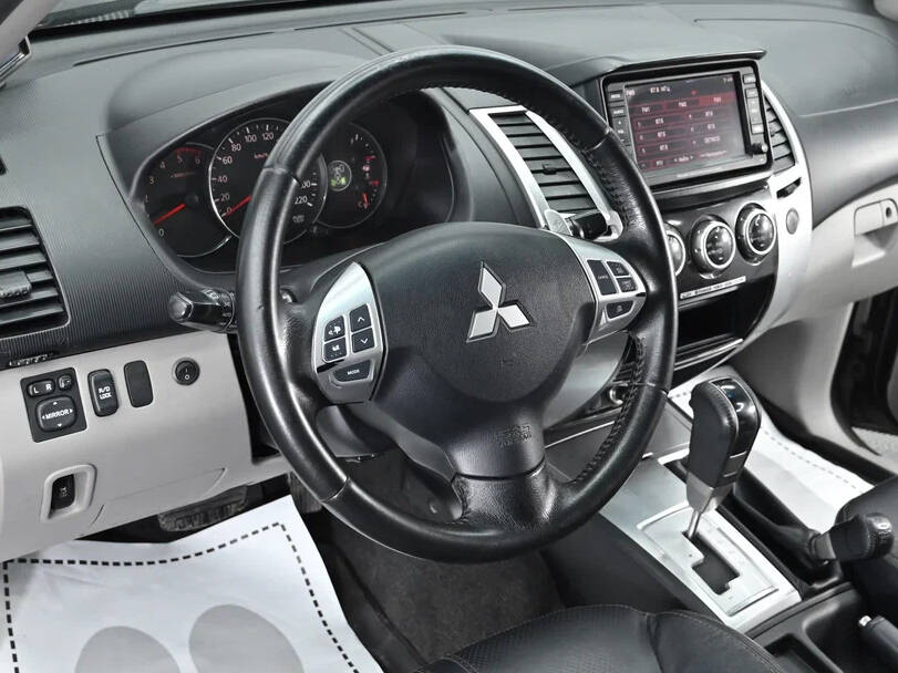 ميتسوبيشي باجيرو سبورت الداخلية 