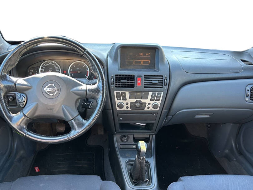 Nissan Almera Tino Interior 