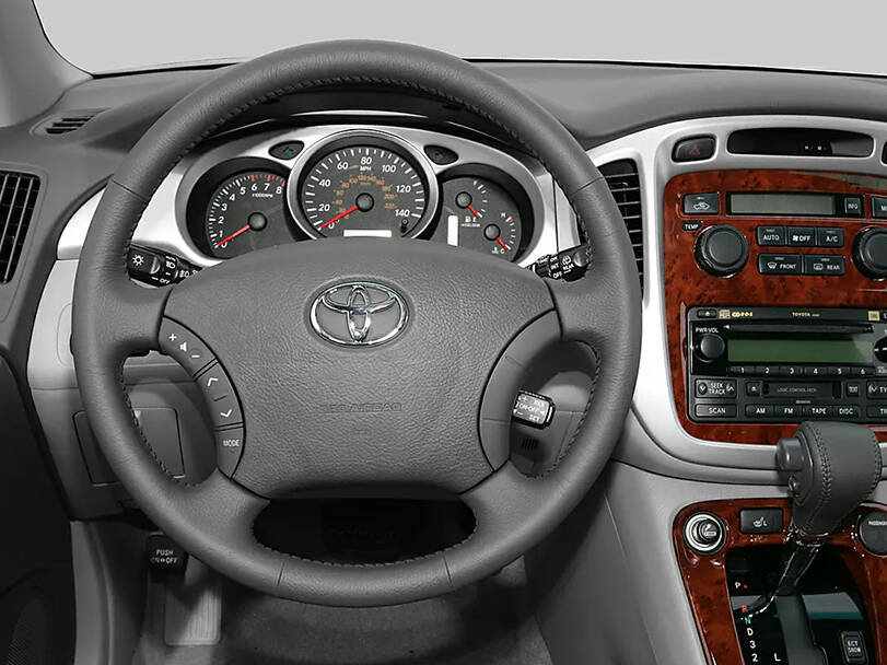 Toyota Kluger Interior 
