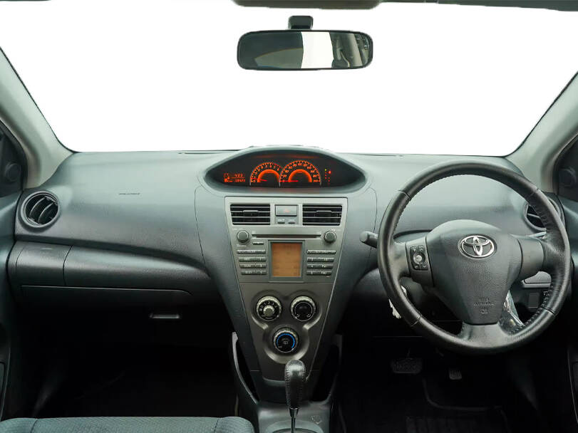 تويوتا فيوس الجيل الثاني (XP90) الداخلية 