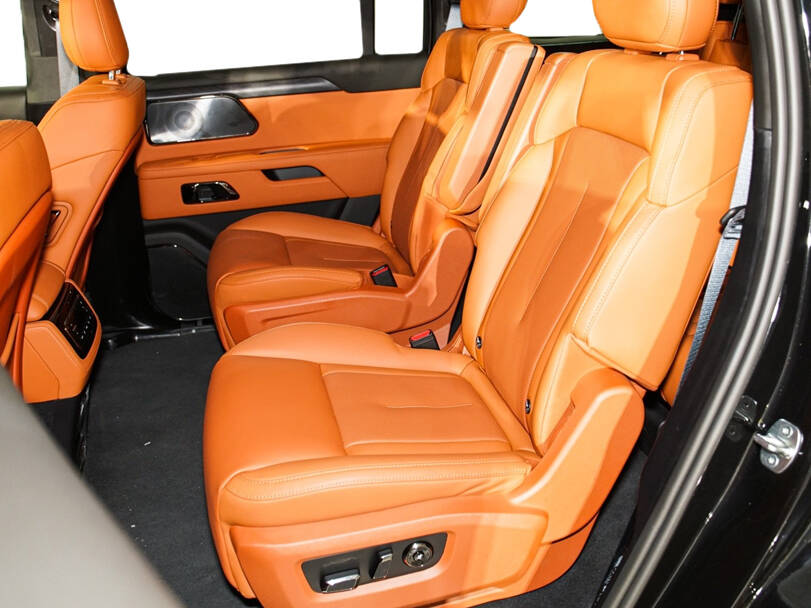 روكس أداماس 2026 الداخلية Rear Seats